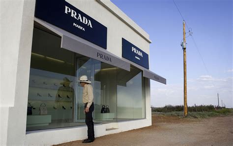 prada marfa vertaling